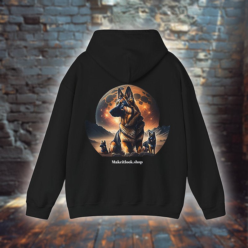 Hunde Hoodie „Stellar Gang of Nebula“, Rückseite mit Schäferhund vor kupferfarbenem Mond und zwei kleinen Hunden