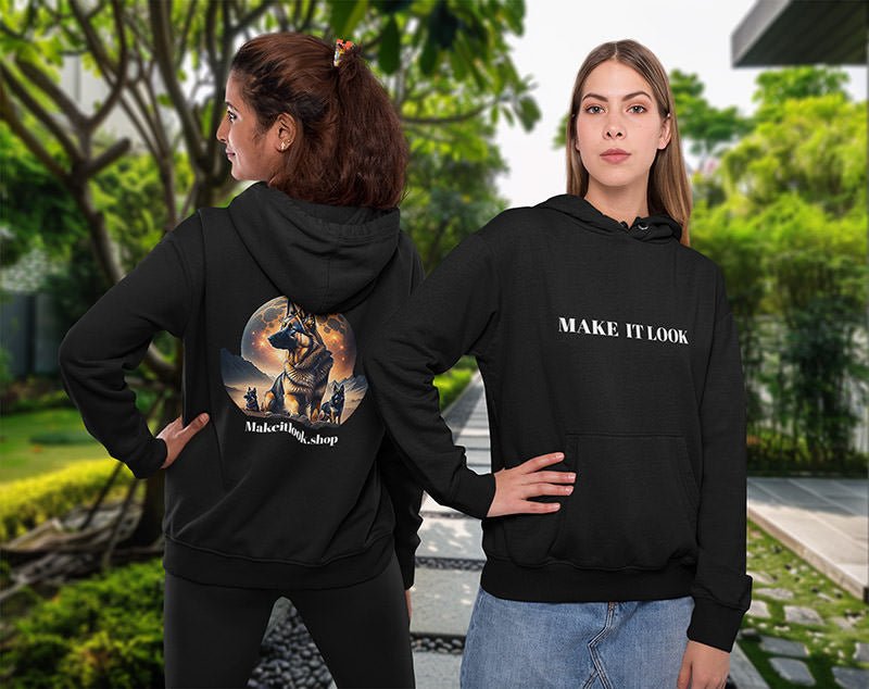 Zwei Frauen im Unisex-Hoodie, eine von hinten mit Schäferhund-Motiv, eine von vorn mit Schriftzug auf der Brust
