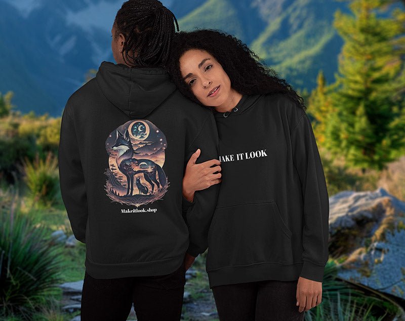Schwarzer Unisex-Hoodie „Stellar Nebula Foxes“ mit zwei Füchsen vor Sternennebel und Sichelmond, Bild 4