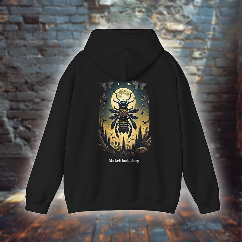 Hoodie „Stellar Stinger“ mit Motiv: ein stilisiertes Insekt vor einem Vollmond mit Schmetterlingen, Farbe Schwarz