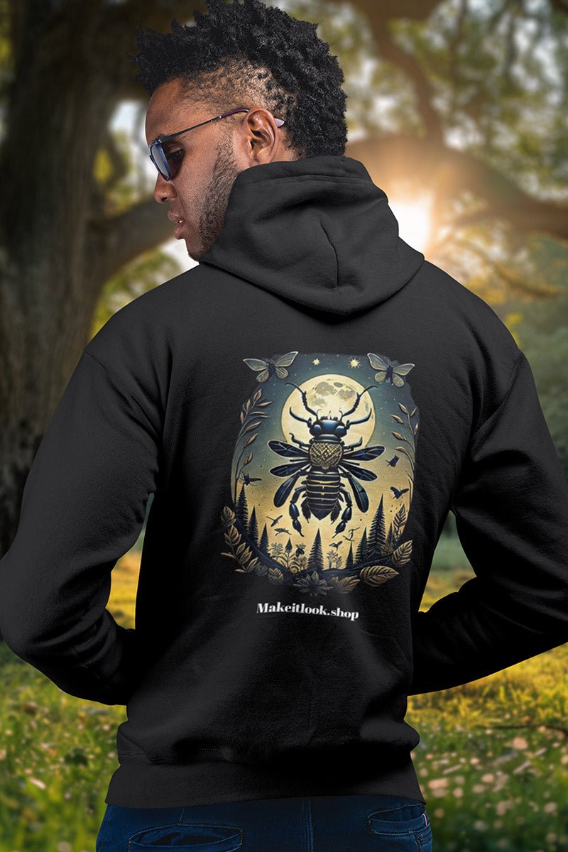 Hoodie „Stellar Stinger“: ein stilisiertes Insekt vor einem Vollmond mit Schmetterlingen, Ansicht 3