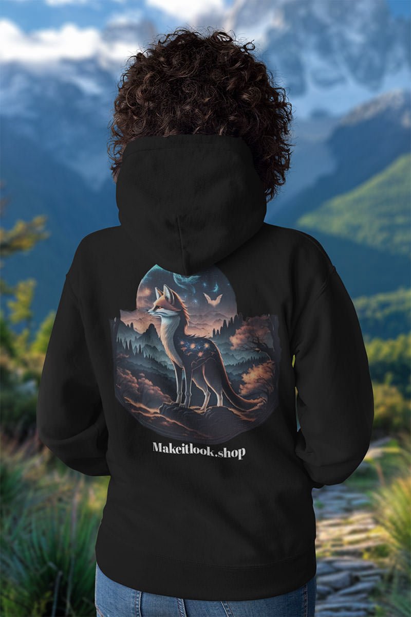 Schwarzer Unisex-Hoodie „Stellar Summit Sentinel“ mit einem Fuchs auf einem Felsvorsprung unter Sternenhimmel, Bild 2