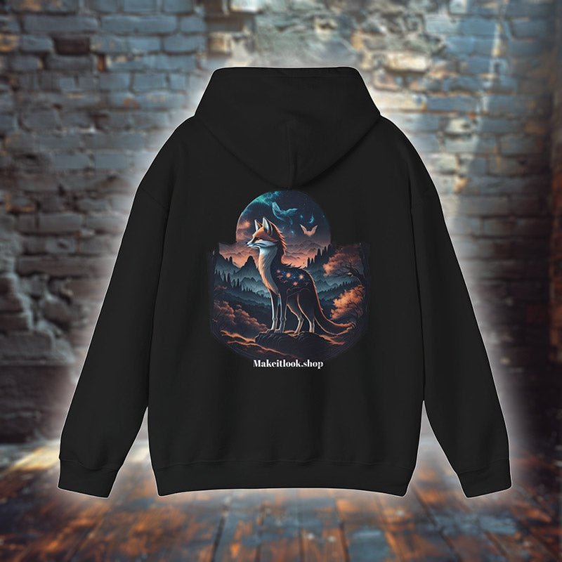 Schwarzer Unisex-Hoodie „Stellar Summit Sentinel“ mit einem Fuchs auf einem Felsvorsprung unter Sternenhimmel, Bild 1