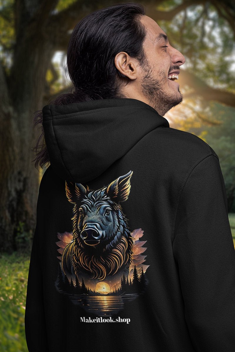 Hoodie „Sunrise Swine Serenity“: ein Wildschweinkopf vor Sonnenaufgang, Nadelbäumen und See, Ansicht 2