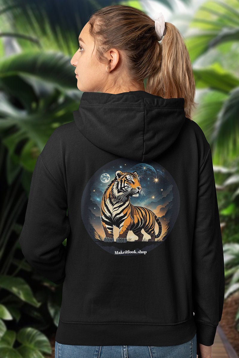 Hoodie „Twilight Tiger Horizon“: ein orangefarbener Tiger auf einem Hügel unter Sternen und Mond, Ansicht 2