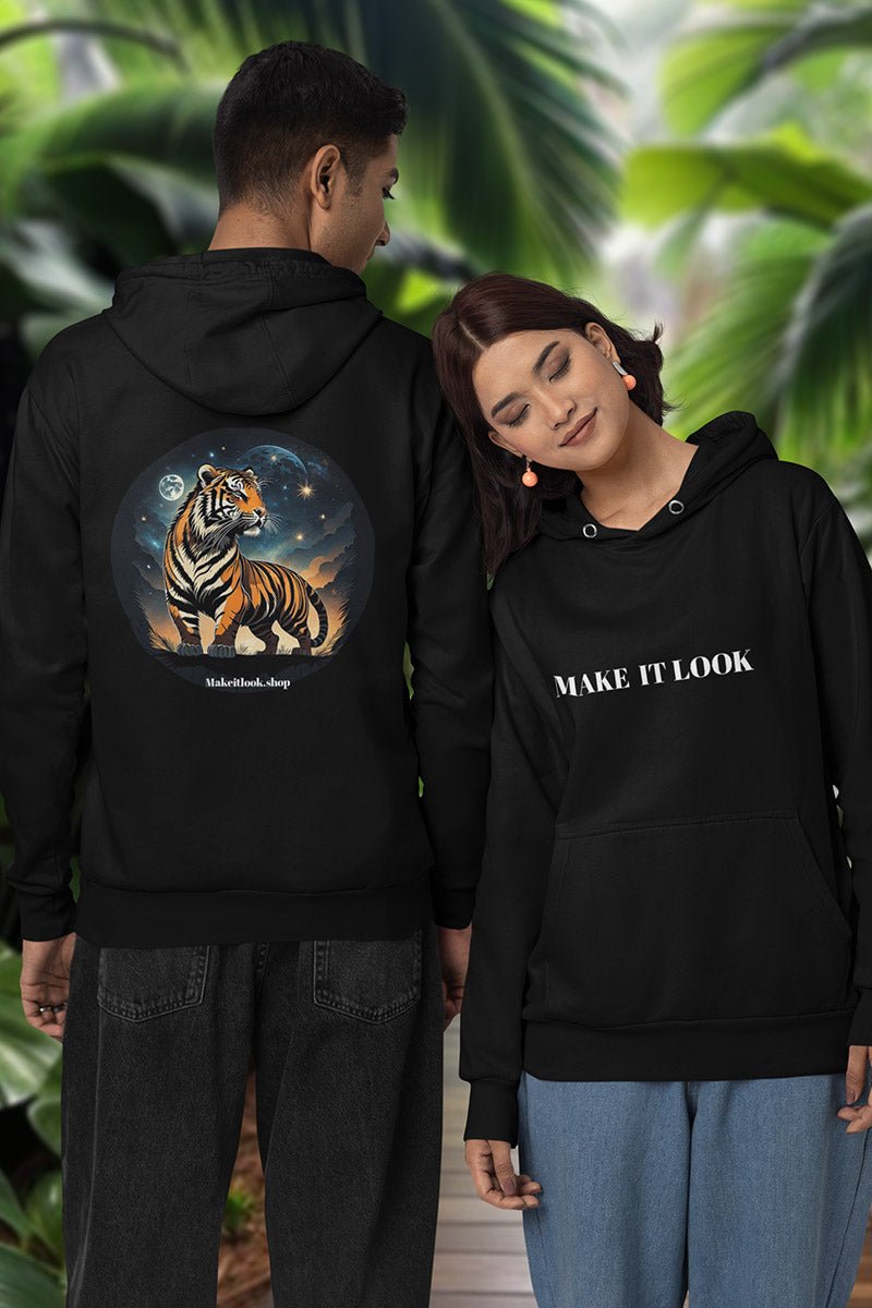 Hoodie „Twilight Tiger Horizon“: ein orangefarbener Tiger auf einem Hügel unter Sternen und Mond, Ansicht 4