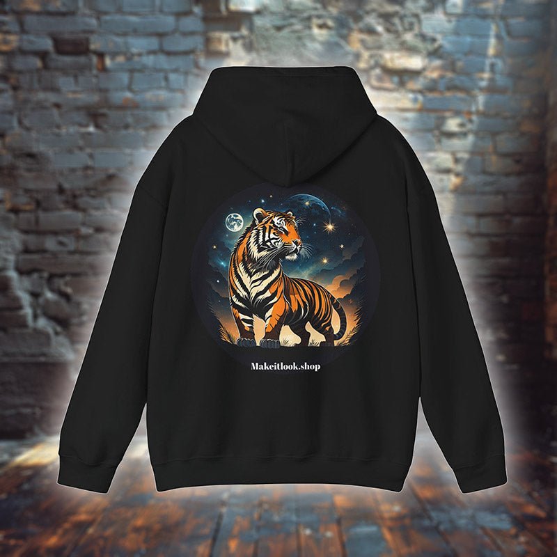 Hoodie „Twilight Tiger Horizon“ mit Motiv: ein orangefarbener Tiger auf einem Hügel unter Sternen und Mond, Farbe Schwarz