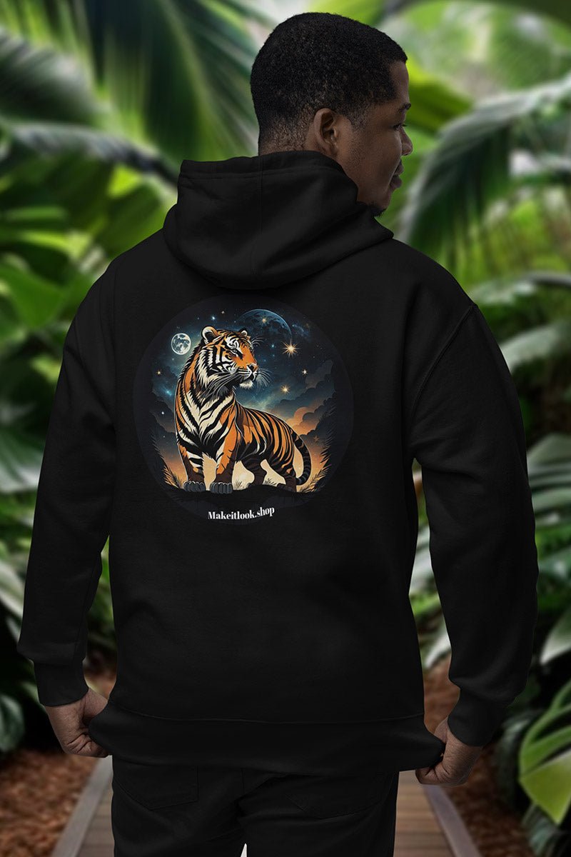 Hoodie „Twilight Tiger Horizon“: ein orangefarbener Tiger auf einem Hügel unter Sternen und Mond, Ansicht 3