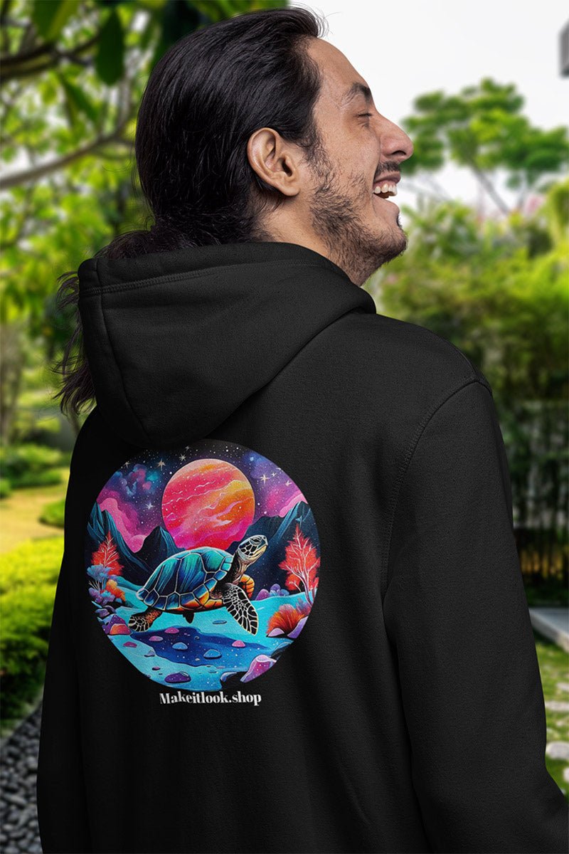 Hoodie „Vivid Forest Turtle“: eine bunte Meeresschildkröte in farbiger Waldlandschaft, Ansicht 3