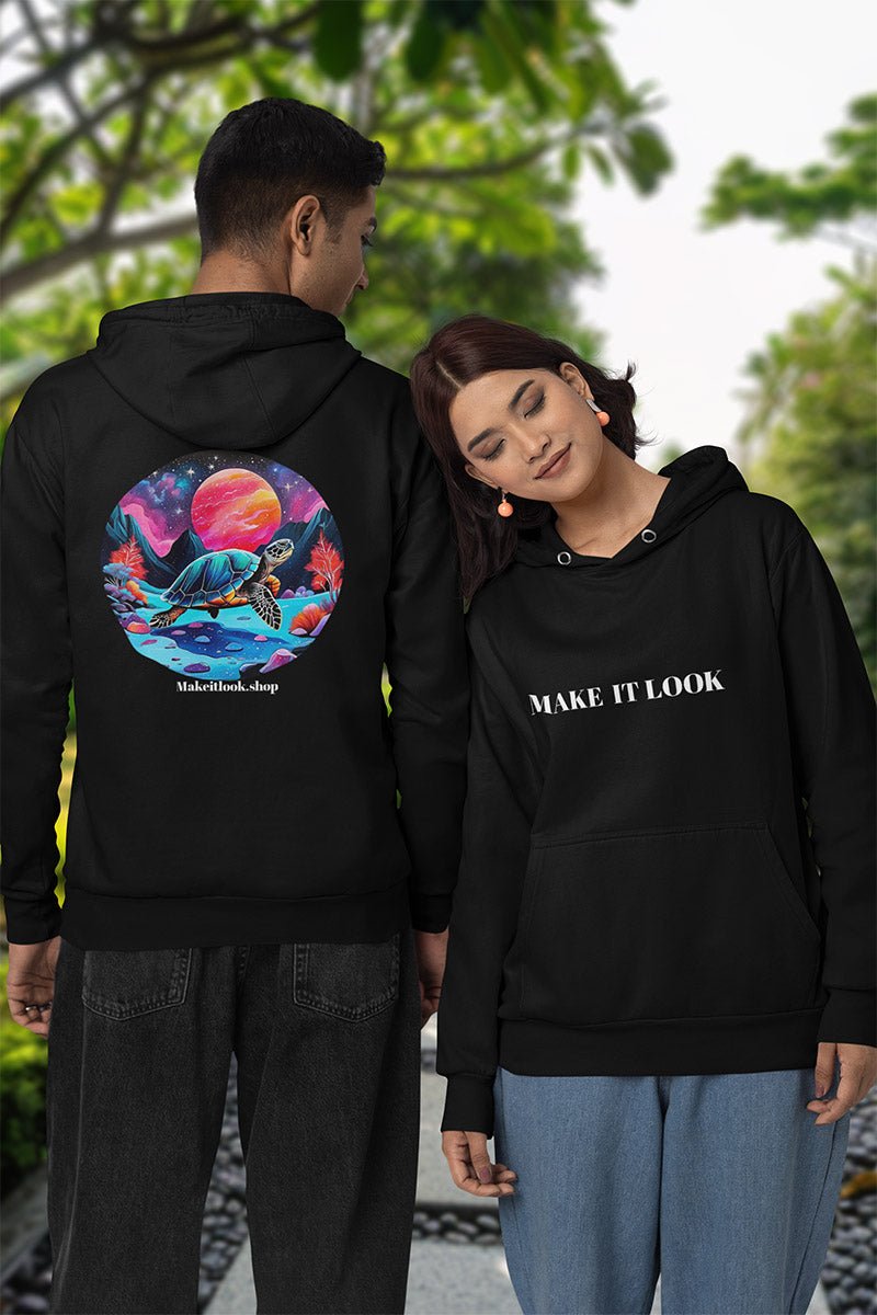 Hoodie „Vivid Forest Turtle“: eine bunte Meeresschildkröte in farbiger Waldlandschaft, Ansicht 4
