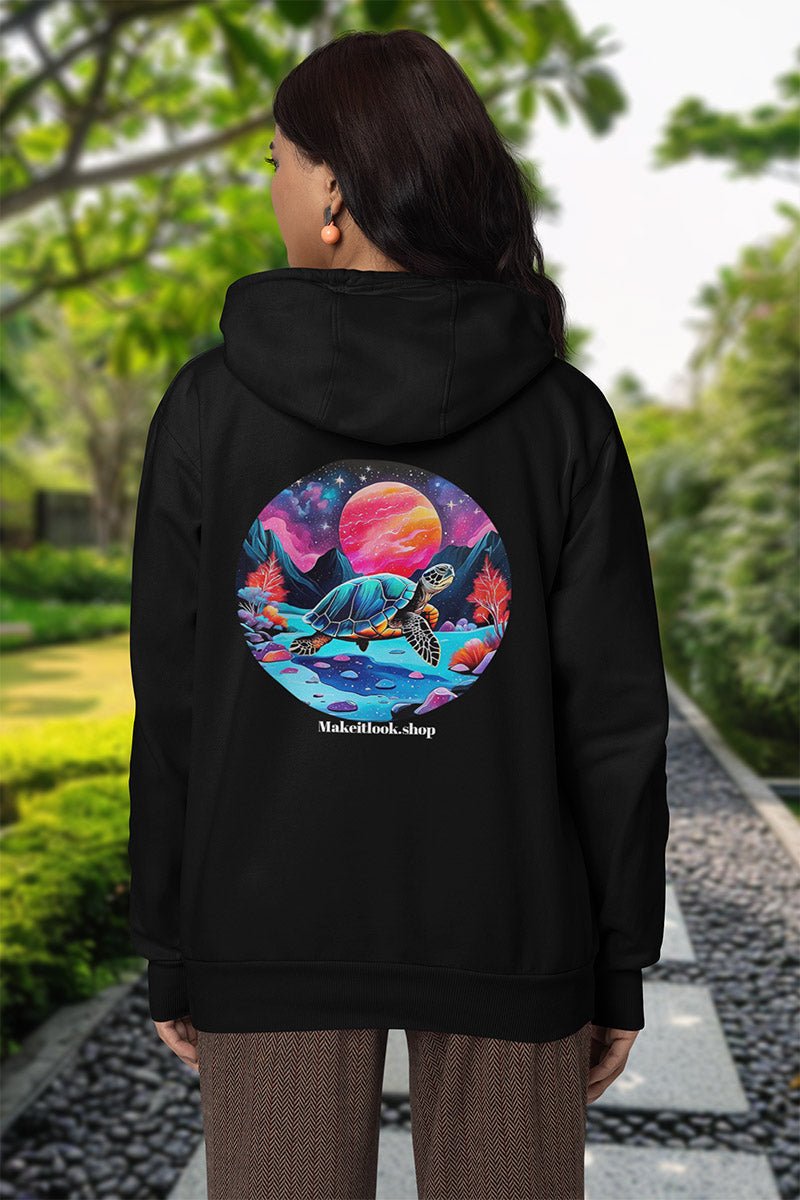 Hoodie „Vivid Forest Turtle“: eine bunte Meeresschildkröte in farbiger Waldlandschaft, Ansicht 2