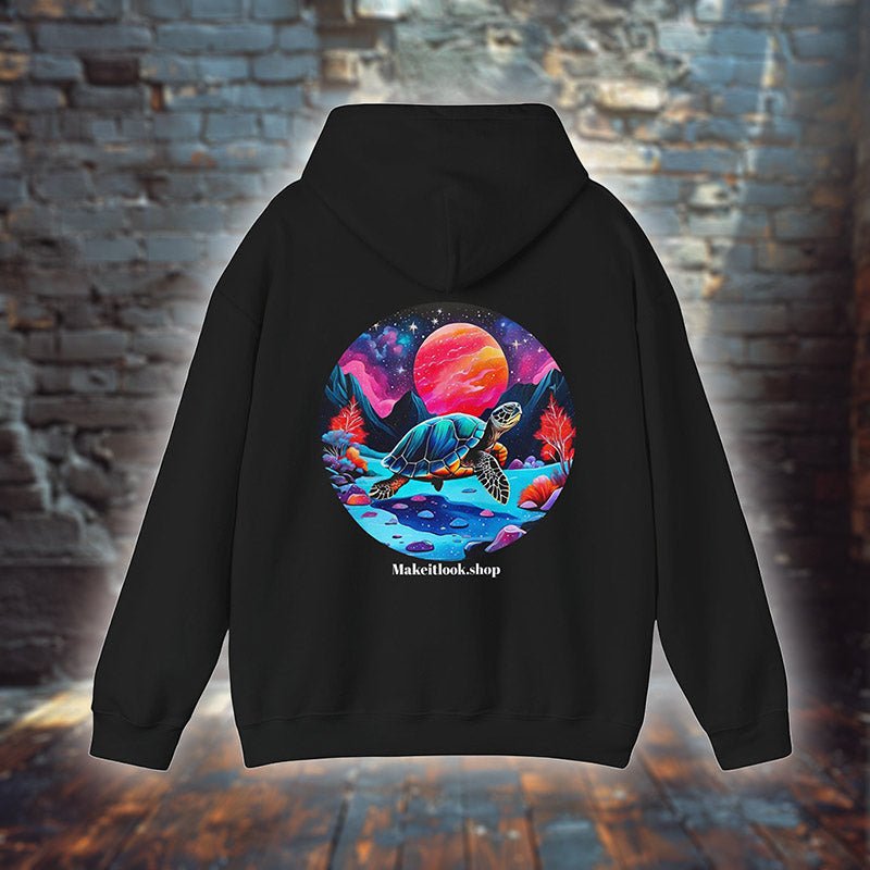 Hoodie „Vivid Forest Turtle“ mit Motiv: eine bunte Meeresschildkröte in farbiger Waldlandschaft, Farbe Schwarz