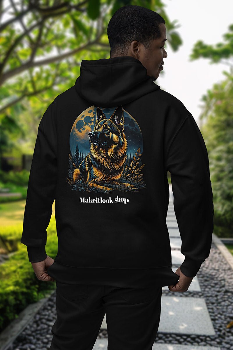 Mann von hinten im Hoodie, Rückendruck mit Schäferhund im Gras und großem Mond, Unisex in Schwarz