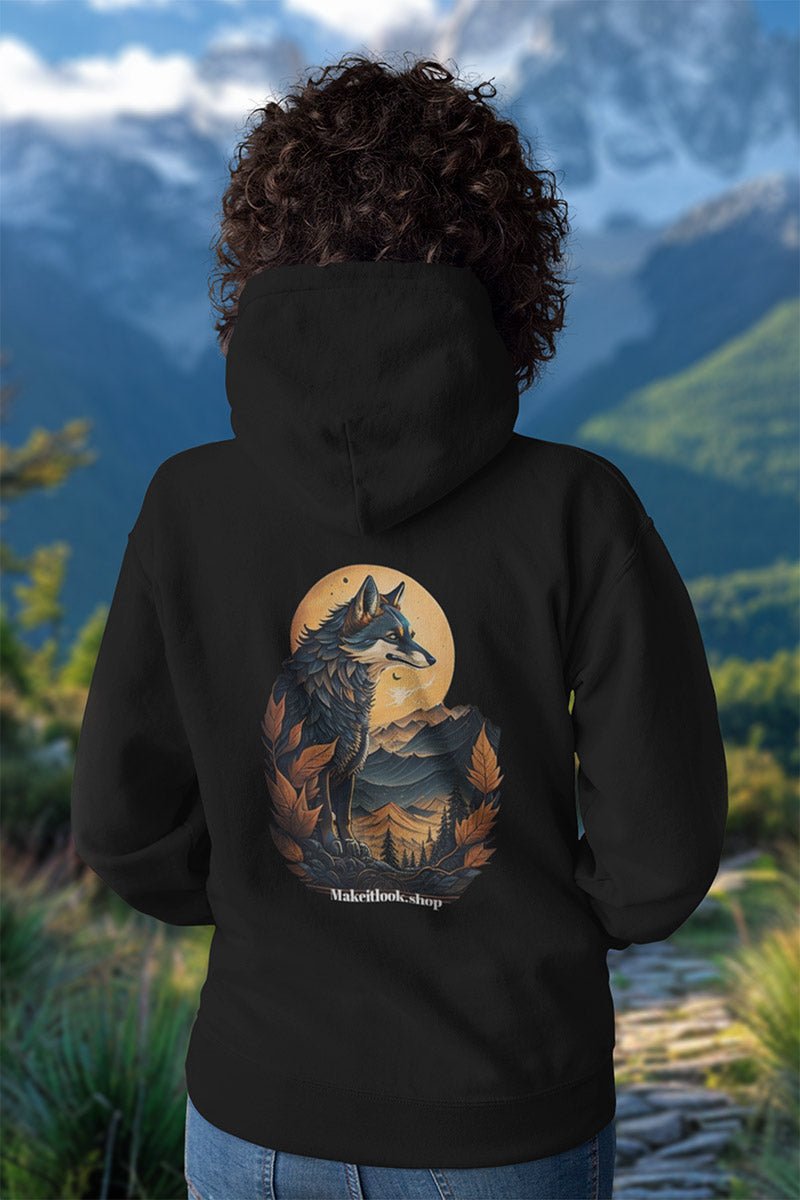 Schwarzer Unisex-Hoodie „Wolfen Sunscape“ mit einem Wolf vor stilisierter Sonne und Bergen, Bild 3
