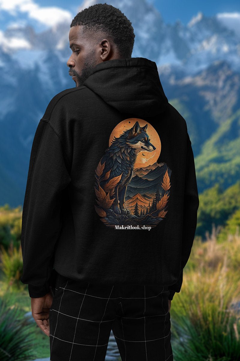 Schwarzer Unisex-Hoodie „Wolfen Sunscape“ mit einem Wolf vor stilisierter Sonne und Bergen, Bild 2