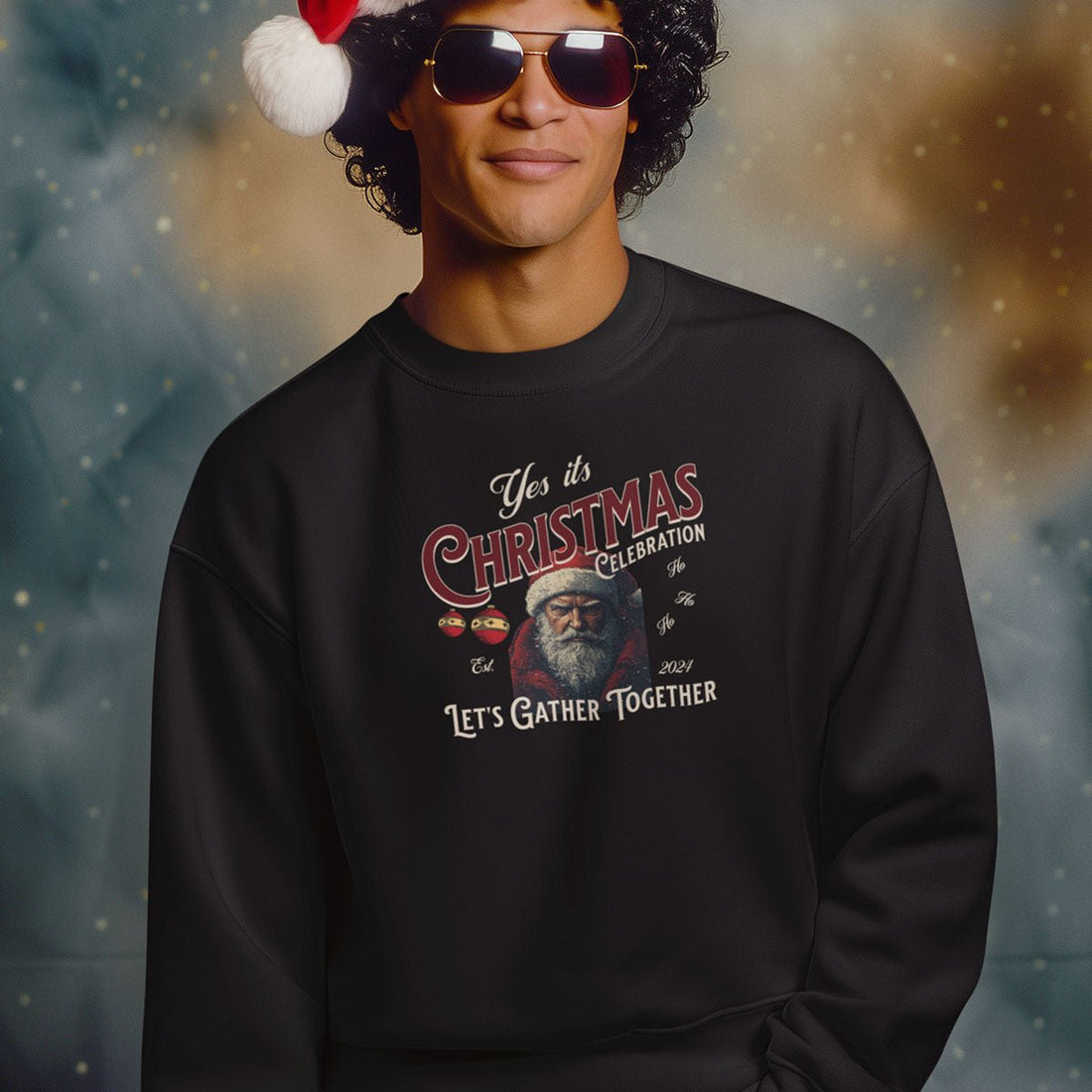 Mann mit Sonnenbrille und Weihnachtsmütze trägt das schwarze Sweatshirt „Yes, It’s Christmas“, Motiv auf der Brust